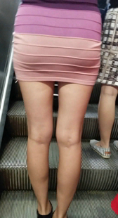 紧身短裙贴大宽臀少妇