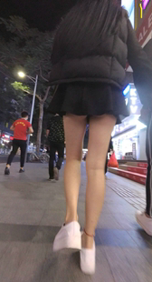 街拍黑短裙大长腿少女