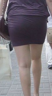街拍紧身超短裙少妇屁股大又紧