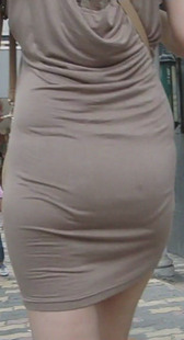 街拍紧身短裙少妇内痕紧