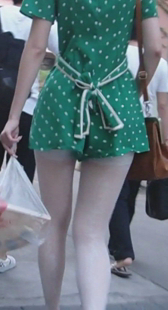 街拍丝袜短裙小少妇