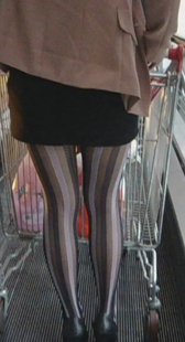 超市跟拍条纹丝裤小少妇