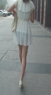 街拍高跟短裙小少妇