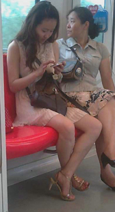 这么性感小妹如此认真玩手机