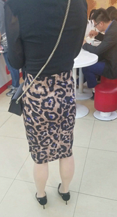 豹纹短裙小高跟少妇