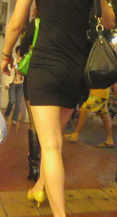 两位超短裙小妹都性感