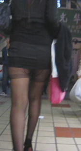 街拍超短裙黑丝都露底了