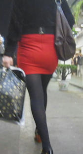 街拍黑丝红裙高跟小少妇