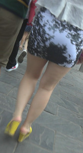 街拍短裙高跟OL少妇屁股大