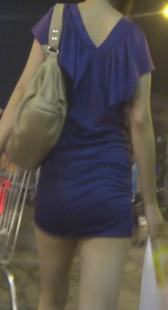 街拍紧身连衣裙少妇屁股大