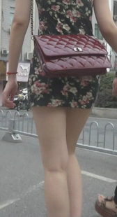 街拍花裙长腿OL美少妇