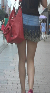 街拍高跟花裙玉腿