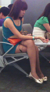 性感等车迷人小少妇