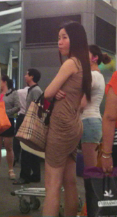 等车少妇如此迷人