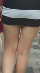 紧身短裙一双玉腿LO少妇