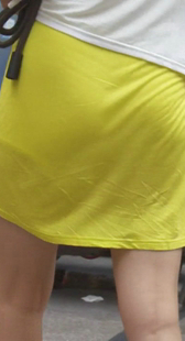 街拍黄裙贴身少妇