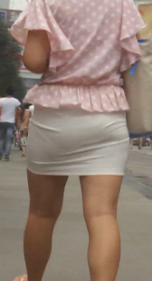 街拍超短白裙清晰内痕