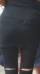 商场黑色短裙少妇