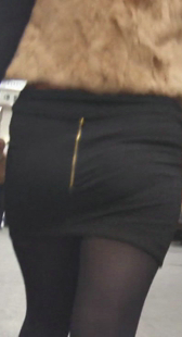 短裙黑丝小少妇