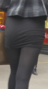 街拍短裙黑丝小少妇