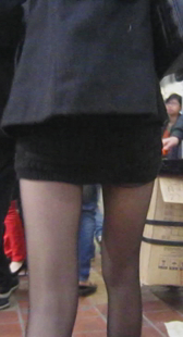 街拍黑丝长腿小少妇