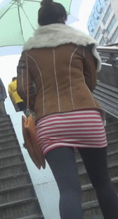 打底包臀少妇上楼梯