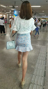 贴臀花裙长发美妇