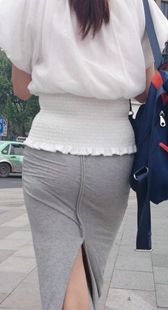 街拍灰裙紧PP少妇