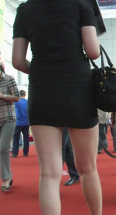 黑色超短裙美腿少妇