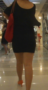 高跟黑裙丰满少妇