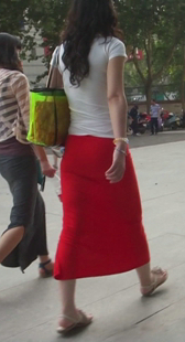 街拍紧身红裙少妇