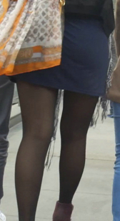 街拍黑色丝袜短裙少妇