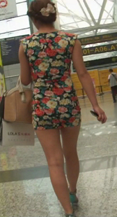 机场性感花裙少妇