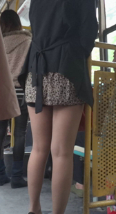 公交车上超短裙高跟美腿少妇