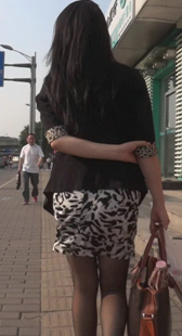 性感短裙黑丝小妹