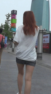 街拍短裙小妹