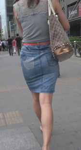 街拍性感牛仔包臀少妇