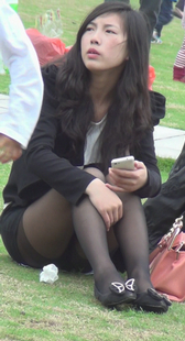 公园黑丝性感小妹