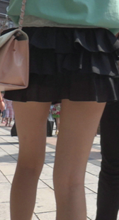 街拍短裙长腿妹