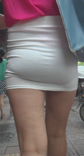 街拍宽臀短裙少妇内痕紧