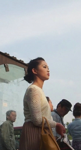 街拍长腿短裙小妹