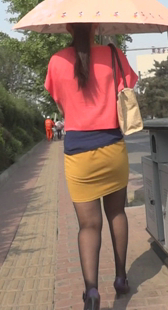 街拍黑丝长腿小妹