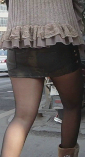街拍黑丝牛仔短裙小少妇