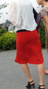 街拍红裙贴身小少妇