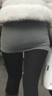 灰裙黑丝小少妇