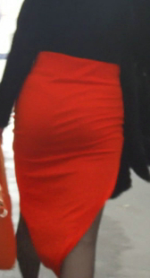 红裙细腰宽臀少妇