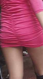 性感红裙长腿少妇