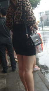 宽臀美腿等车少妇