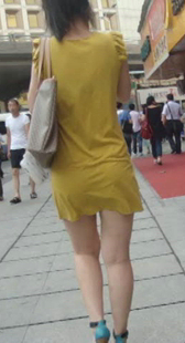 贴身黄裙小少妇