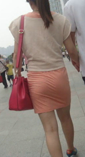 贴身短裙小少妇